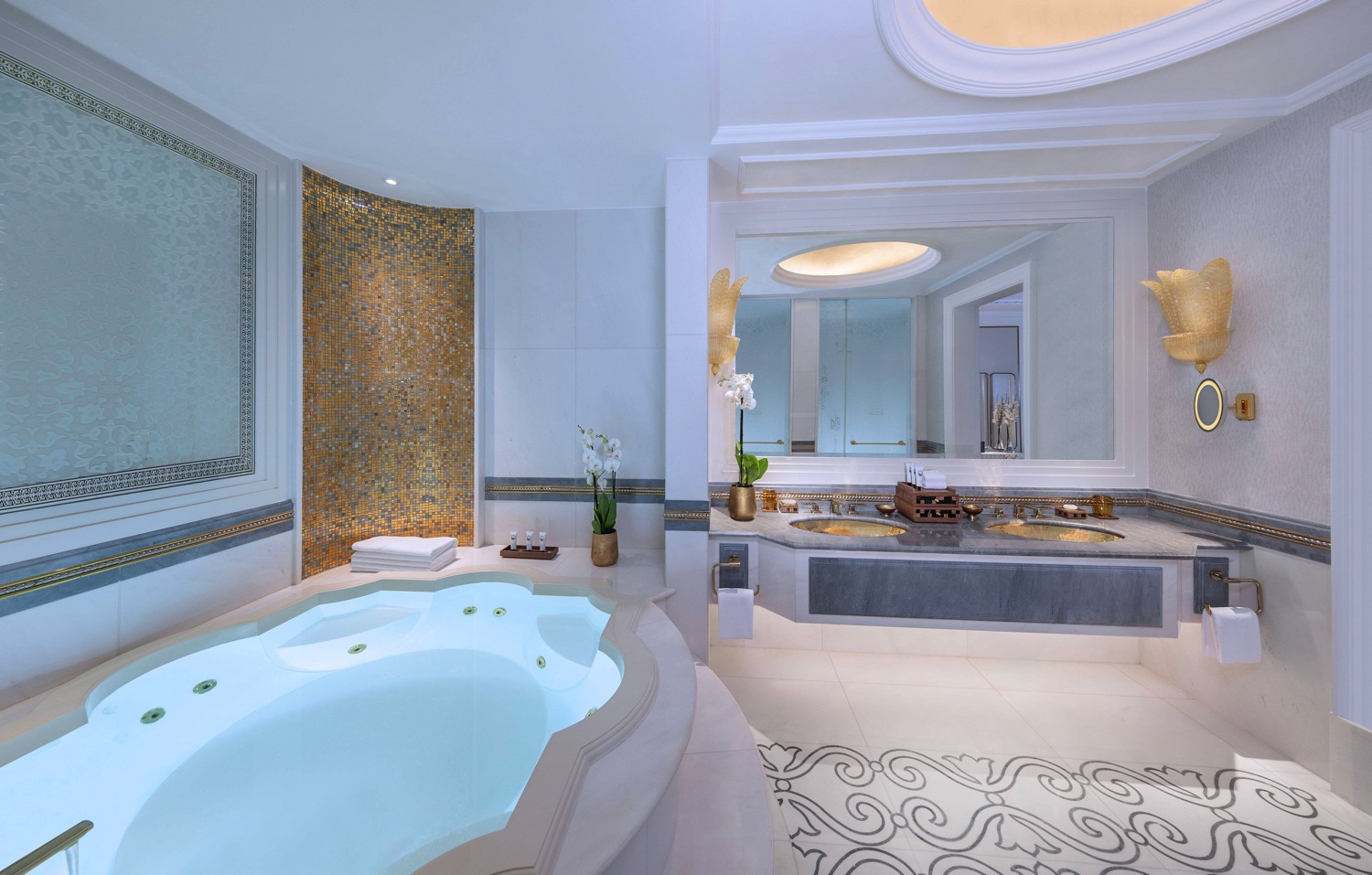 Emirates Palace Deluxe Beachfront Suite Badezimmer