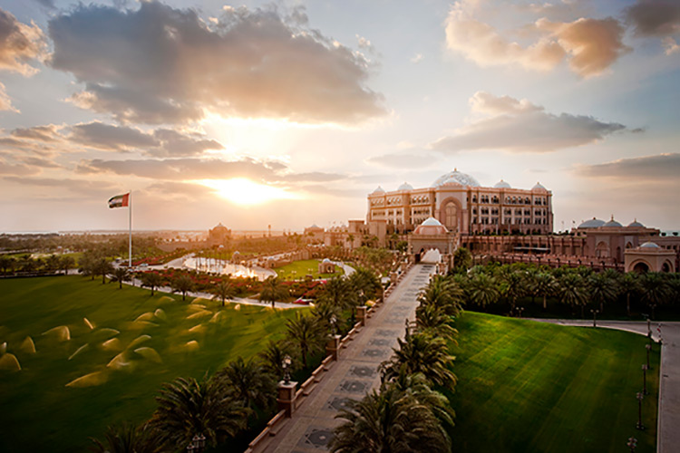 Das Emirates Palace im Sonnenuntergang
